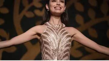 Rose Or Paillettes Robe portée par April (Sofia Carson) dans Feel the Beat