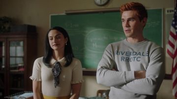 Top usado por Veronica Lodge (Camila Mendes) en la serie Riverdale (S05E06)