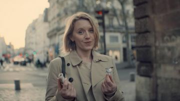 Trenchcoat worn by Claire (Ludivine Sagnier) in Lupin (S01E01)