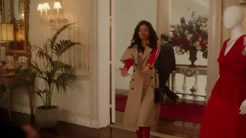 Manteau portée par Alexandra Cabot (Camille Hyde) dans la série Katy Keene (S01E01)