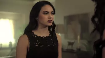 Robe portée par Veronica Lodge (Camila Mendes) dans Riverdale (S01E09)