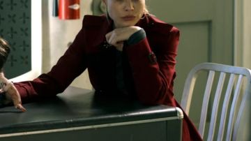 Red Coat of Chloe Decker (Lauren German) in Lucifer (S02E02)