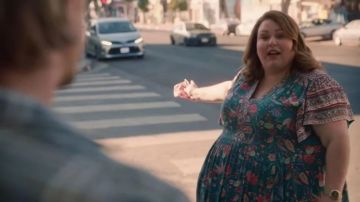 Vestido floral verde azulado usado por Kate Pearson (Chrissy Metz) en el programa de televisión This Is Us (Temporada 5 Episodio 5)