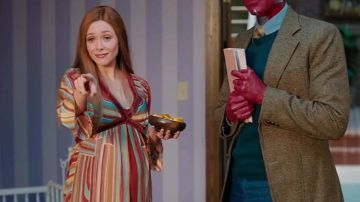 Robe rayée des années 70 portée par Wanda Maximoff (Elizabeth Olsen) dans la série télévisée WandaVision (saison 1, épisode 2)