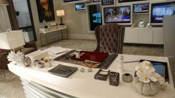 Chaise de bureau utilisée par Cat Grant (Calista Flockhart) dans la série télévisée Supergirl (saison 1)