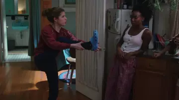 Crocs portée par Darby (Anna Kendrick) dans la série Love Life (S01E03)