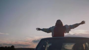 The jacket or multicolored shirt of Jade (Thaïs Alessandrin) in My Baby