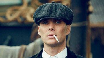Twed news boy cap of Thomas Shelby (Cillian Murphy) in Peaky Blinders (S01E01)