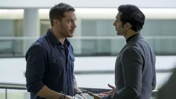 La chemise bleue portée par Eddie Brock (Tom Hardy) dans le film Venom