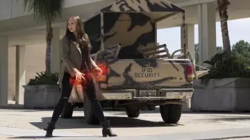 Capitán América: Civil War - Atuendos: Vaqueros desgastados usados por Wanda Maximoff / Bruja Escarlata (Elizabeth Olsen) en la película