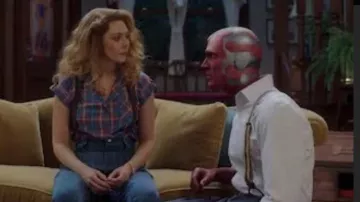 Le jean taille haute porté par Wanda Maximoff (Elizabeth Olsen) dans la série WandaVision (Saison 1 Épisode 6)