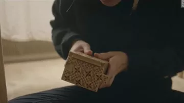 Marquetería japonesa de rompecabezas de caja por Astrid Nielsen (Sara Mortensen) en Astrid y Raphaëlle (S01E06)