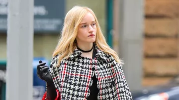 Valentino Houndstooth Wool Cape Coat porté par Anna Delvey (Julia Garner) dans Inventing Anna TV show outfits (Saison 1)