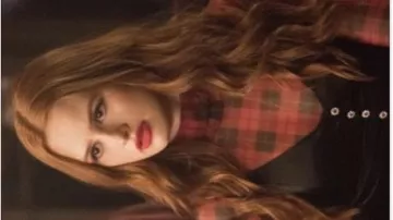 Top rouge a carreaux comme cheryl blossom porté par Cheryl Blossom Madelaine Petsch dans la série Riverdale 