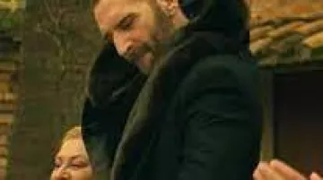 Manteau à col de fourrure porté par Manfredi Anacleti (Adamo Dionisi) dans Suburra: Blood on Rome (saison 3, épisode 3)