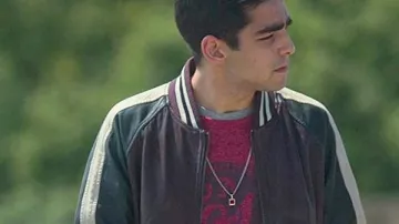 Veste universitaire portée par Omar Shanaa (Omar Ayuso) dans la série télévisée Elite (saison 2, épisode 7)