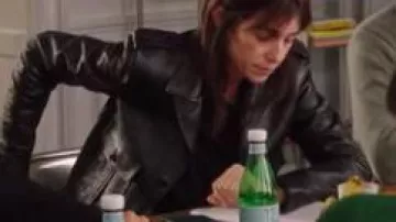 Black leather jacker de Charlotte Gainsbourg (Charlotte Gainsbourg) dans Dix Pour Cent (S04E01)