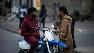 Le sweatshirt à capuche bordeaux Ralph Lauren porté par Blax (Meek Mill) dans le film Charm City Kings