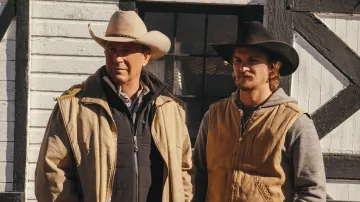 Chaqueta beige usada por John Dutton (Kevin Costner) en Yellowstone (S01E04)