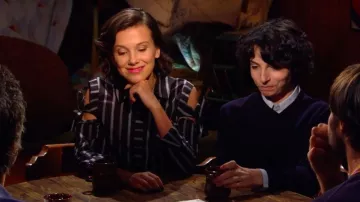Camisa de algodón a rayas negras de self - Invitada (Millie Bobby Brown) en Beyond Stranger Things (S01E01)