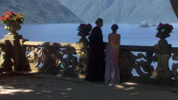 La robe pastel à épaules et dos nus portée par Padmé Amidala (Natalie Portman) dans le film Star Wars, épisode III - La Revanche des Sith 