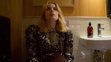 Chemisier noir et doré  de Sofie Ida Engvoll dans la série Love & Anarchy