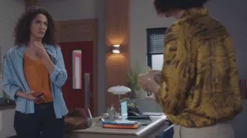 La camisa a rayas azules de Clémentine Doucet (Linda Hardy) en Tomorrow nos pertenece 912