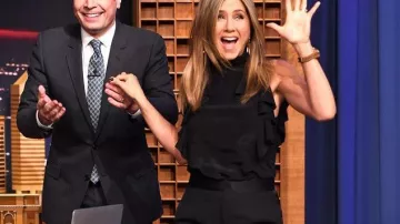 Le top noir col roulé sans manche avec froufrou sur les côtés Givenchy porté par Jennifer Aniston dans l'émission The Tonight Show Starring Jimmy Fallon
