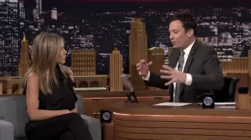 Le top noir col roulé sans manche avec froufrou sur les côtés Givenchy porté par Jennifer Aniston dans l'émission The Tonight Show Starring Jimmy Fallon