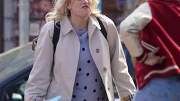 Trench-coat court porté par Sarah (Rebel Wilson) sur le tournage du film L’Amande et l’Hippocampe