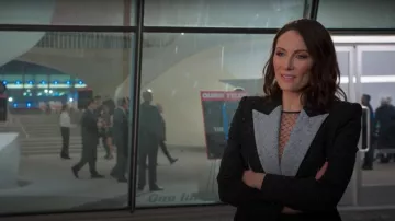 Alexander McQueen Tweed Abrigo de dos tonos usado por Quinn (Laura Benanti) en Younger (S07E06)