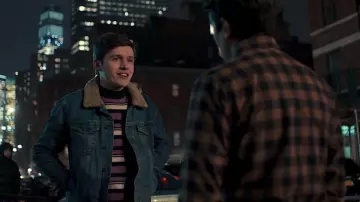 Les looks de la série Love, Victor: Simon Spier (Nick Robinson) porte une veste en jean dans l'épisode 8, de la saison 1