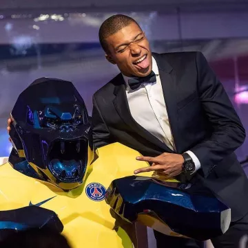 La montre noir Hublot portée par Kylian Mbappé sur un post Instagram du Gala du PSG