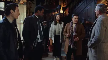 Teoría 'Suffolk Tokyo Double Coat' en Hazel usada por Ransom Drysdale (Chris Evans) en el vestuario de la película Knives Out