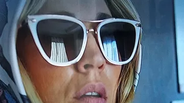 Gafas de sol usadas por Cassie Bowden Kaley Cuoco en la serie The Flight Attendant