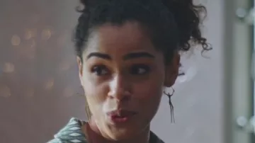 les boucles d'oreilles personnage de Thérèse (Léa Kerel) dans la série Plus belle la vie