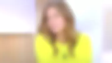 The bright yellow sweater worn by Mélissa Theuriau in the show C à Vous