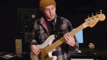 Chaqueta gris usada por Tyler Joseph en Level of Concern por veintiún pilotos (Video Oficial)