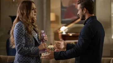 Chaqueta usada por Fallon Carrington (Elizabeth Gillies) en Dinastía (S04E01)