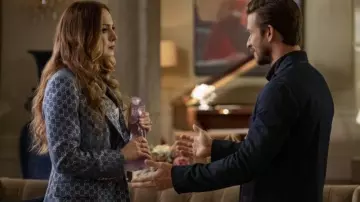 Veste portée par Fallon Carrington (Elizabeth Gillies) dans Dynastie (S04E01)
