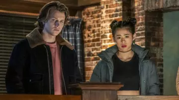 Manteau porté par Ace (Alex Saxon) dans Nancy Drew (S02E13)
