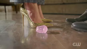 Tacones de cocodrilo de oro de Fallon Carrington (Elizabeth Gillies) en dinastía (S04E01)