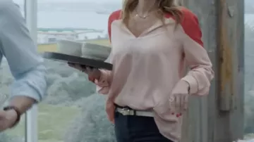 La camisa rosa/roja de Chloé (Ingrid Chauvin) en Tomorrow Belongs to Us (S01E902)
