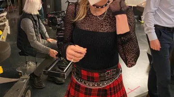 Camisa de malla con estampado de leopardo de Sara Lance (Caity Lotz) en Legends of Tomorrow de DC (S06E01)