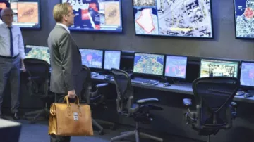 Porte-documents en cuir utilisé par Tom Kirkman (Kiefer Sutherland) dans la série télévisée Designated Survivor (saison 1, épisode 2)