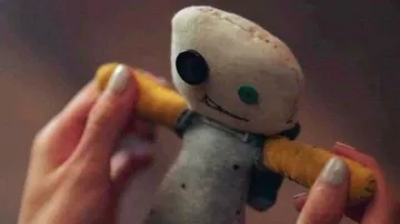 Peluche de Go Moon Young (Seo Ye-ji) dans It's Okay to Not Be Okay (S01E04)