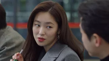 Earring of Hong Cha Young (Jeon Yeo-been) in Vincenzo (S01E10)