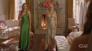 Vestido verde de Kirby Anders (Maddison Brown) en Dinastía (S04E02)
