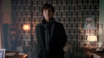 El abrigo de Sherlock Holmes (Benedict Cumberbatch) en Sherlock (S03E03)