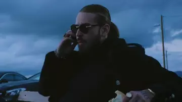 Les lunettes de soleil de SCH dans son clip Pharmacie